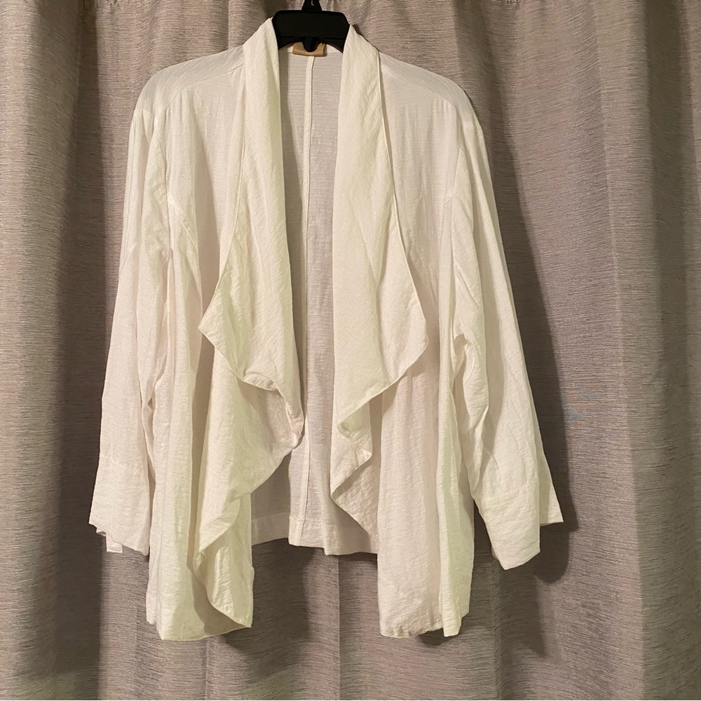 Ruby Rd flutter sleeve top~White~fits like a Women’s Large~NO SIZE TAG